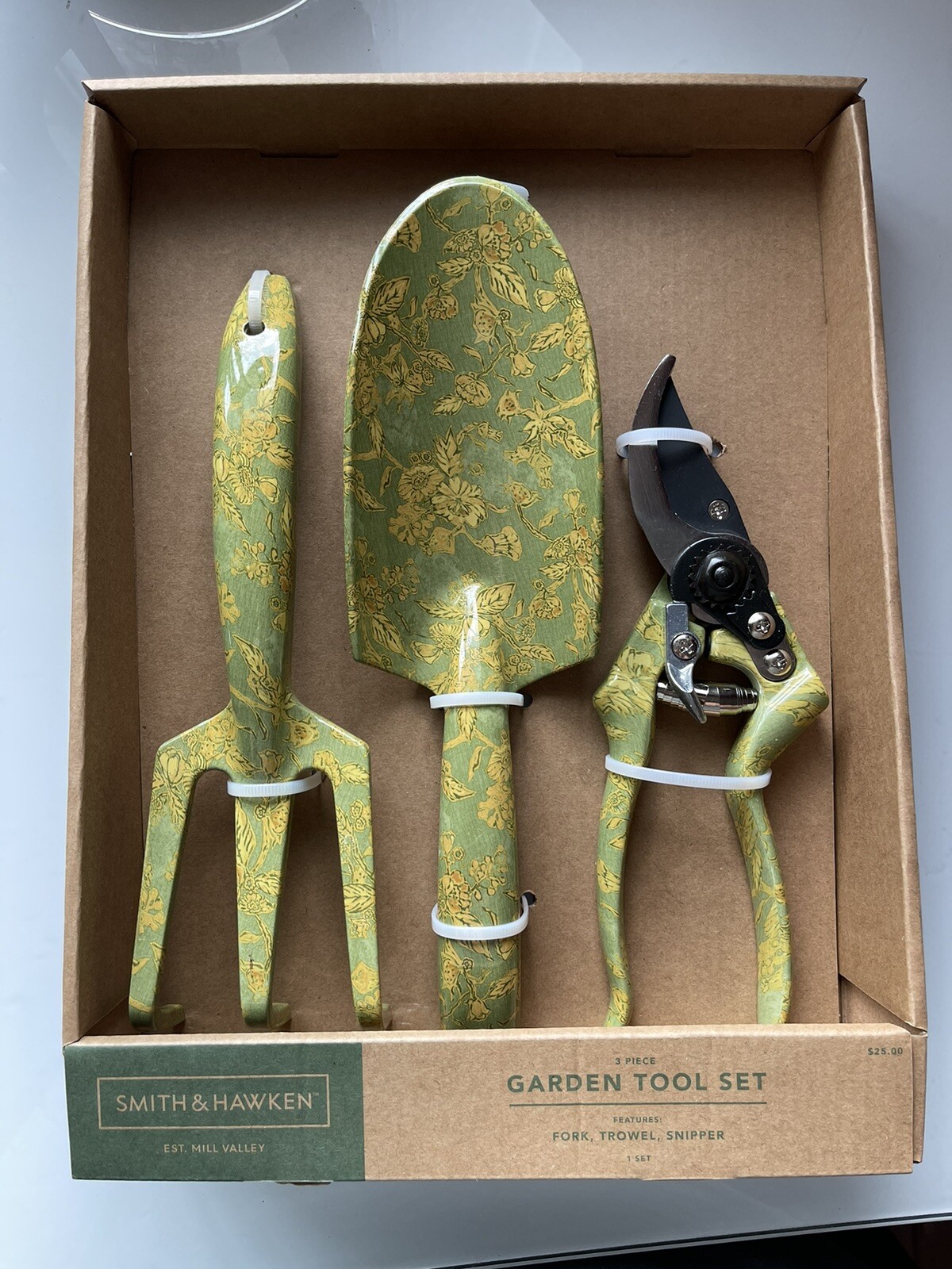 Smith & Hawken 3 Piece Garden Tool Set. Includes Fork, Trowel, and Snipper.