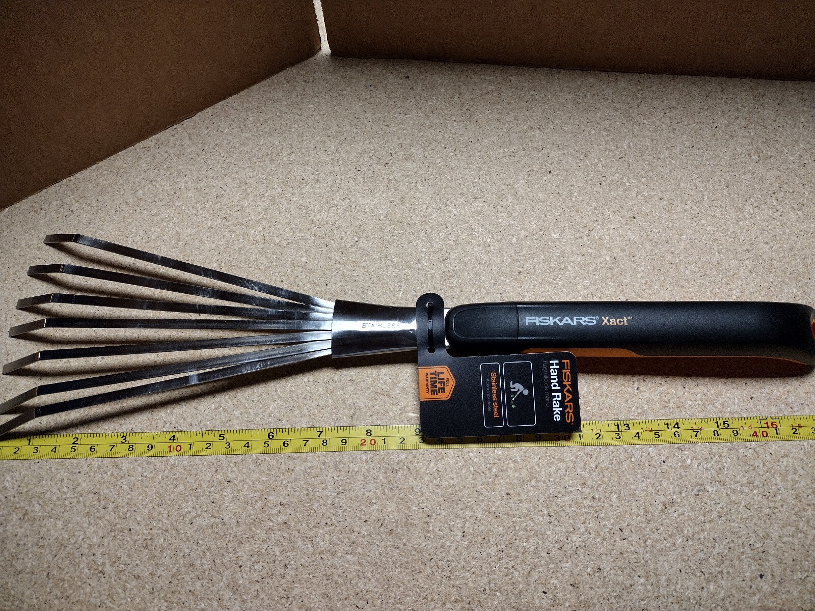 Fiskars Xact Hand rake, Length: 17.4″, Black/Orange, Stainless Steel/Plastic