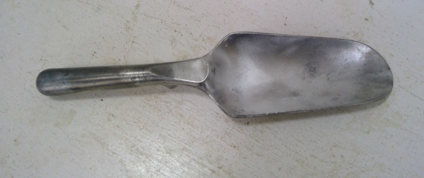 Vintage Aluminum Garden Trowel – Made In England. 10 1/2″ long.