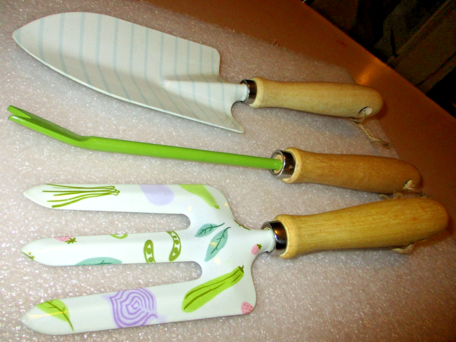 CUTE-3 PC. SET OF PRETTY, METAL + WOOD GARDEN HAND TOOLS, NEW-UNUSED