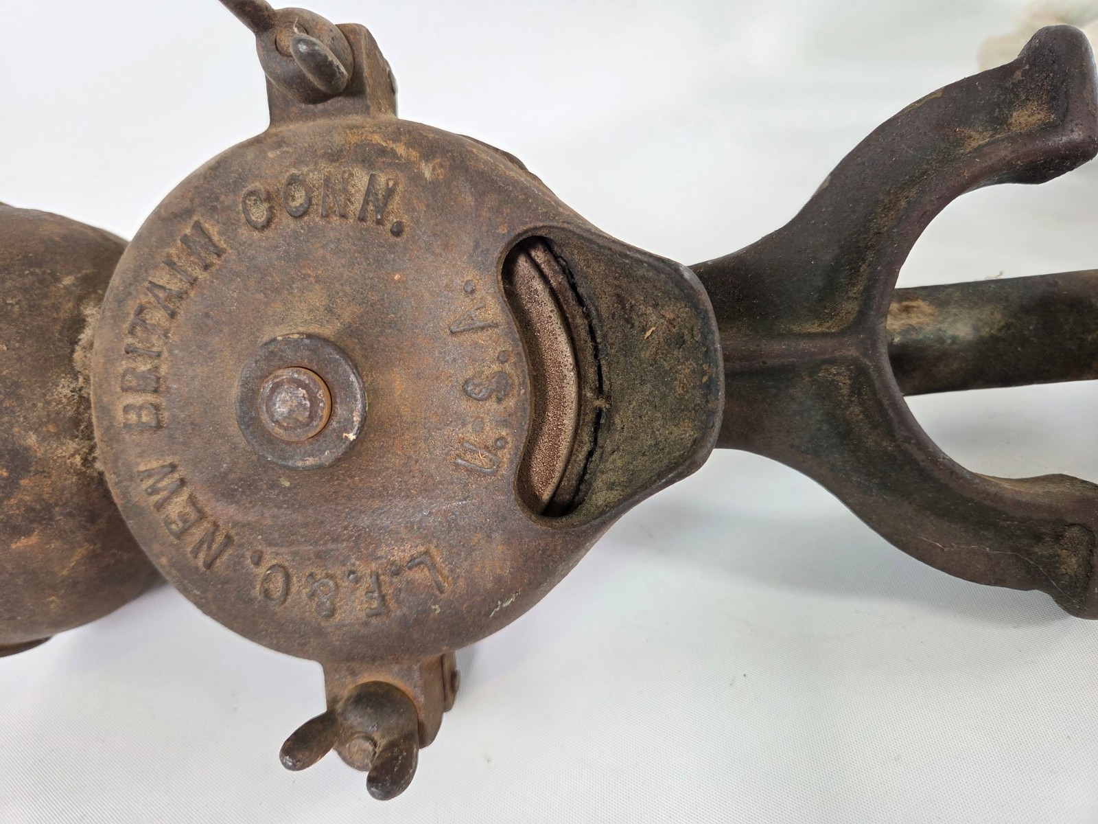 Vintage L. F. & C. New Britian USA Hand crank Universal cast iron grinder vise