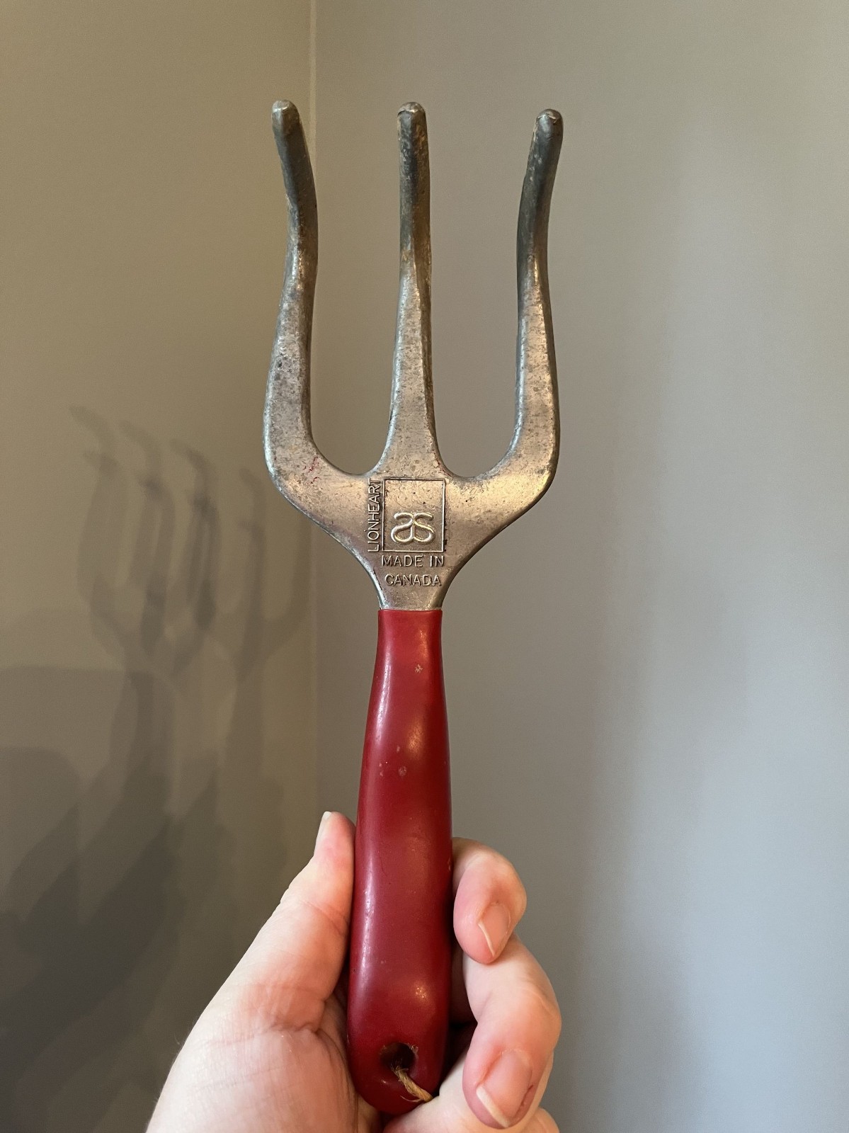 Vintage Gardening Hand Rake Allan Simpson Lionheart Cast Iron Tool Red Handle