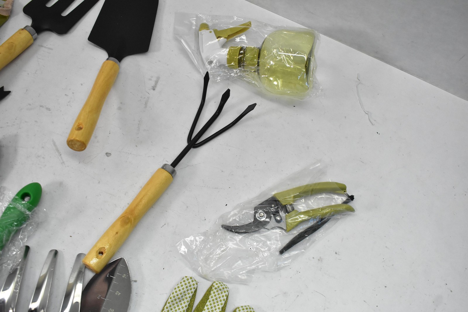 Play22 Garden Hand Tool Set 12 Piece Green Tote Gloves Sprayer Pruner Yard