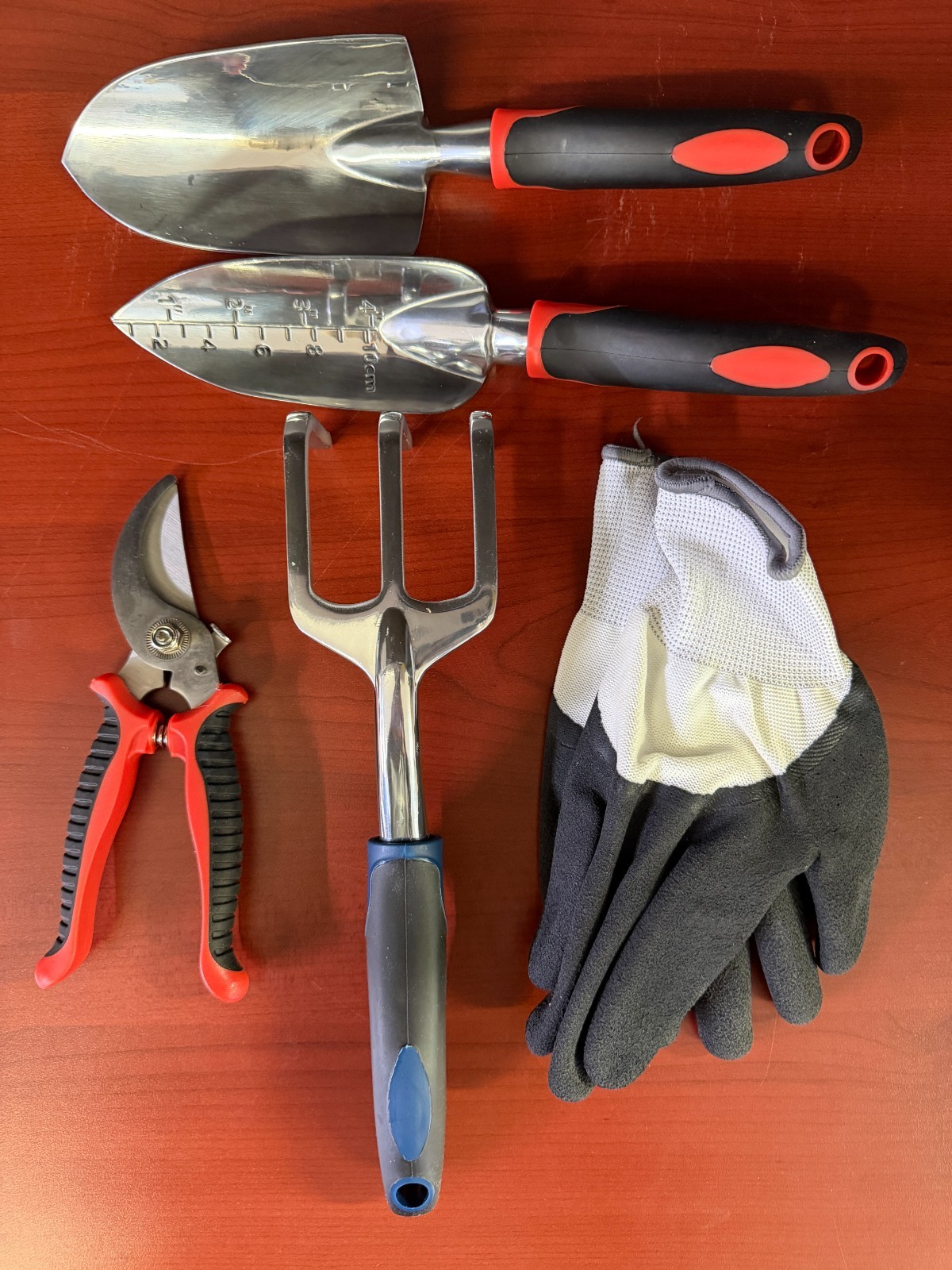 EMPOWER 5-Piece Garden Tool Set – Mismatched Set includes RED & BLUE M81284