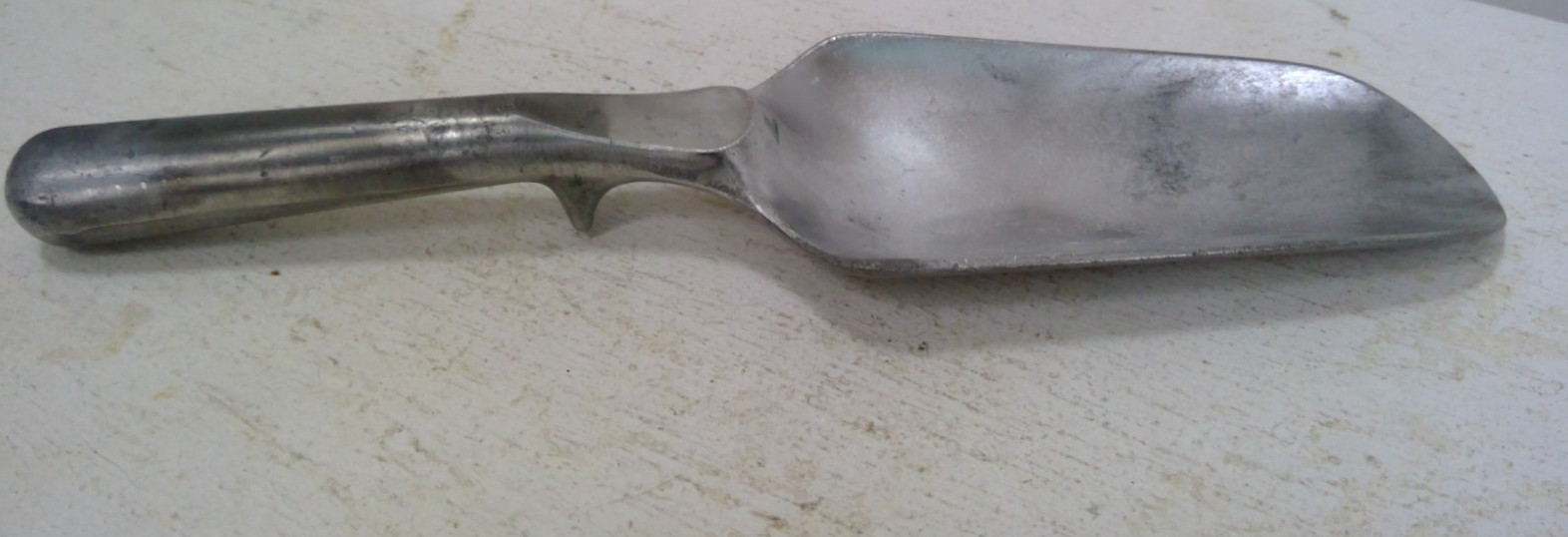 Vintage Aluminum Garden Trowel – Made In England. 10 1/2″ long.