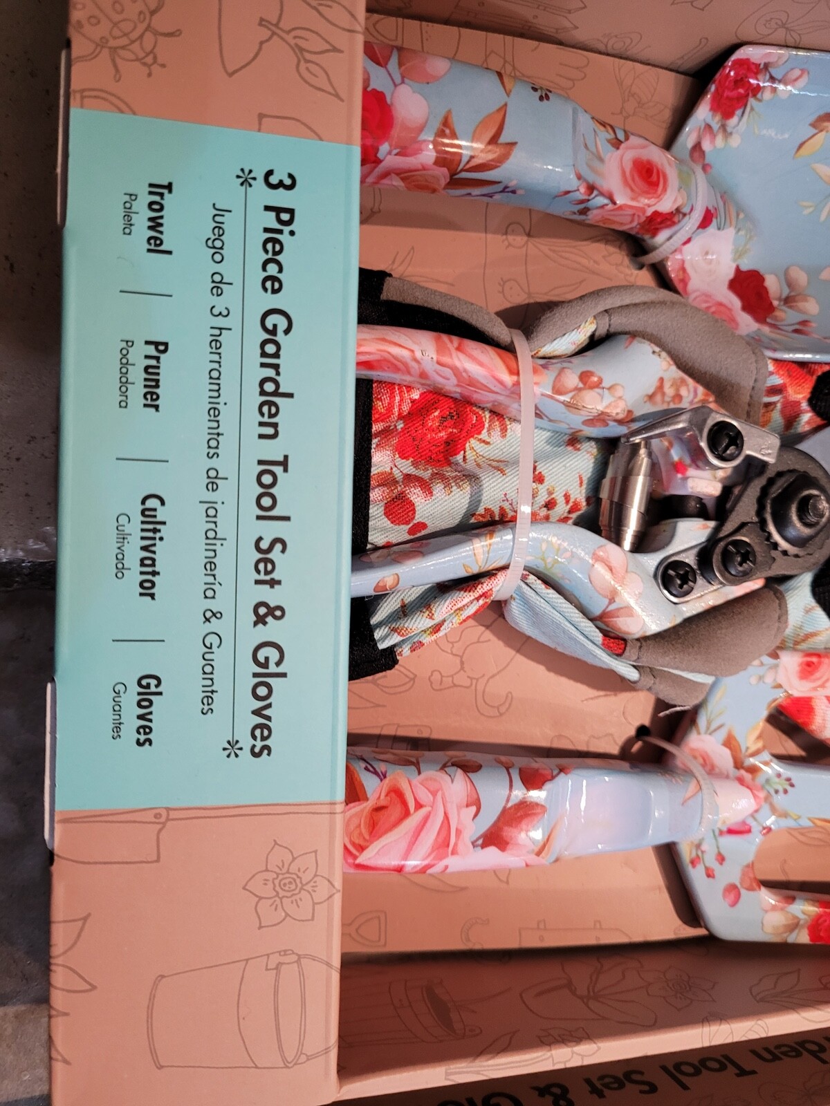 NEW 8 PIECE GARDEN SET, 2 PRUNERS, 2 PAIR GARDEN GLOVES, 2 TROWELS, 2 SHOVELS