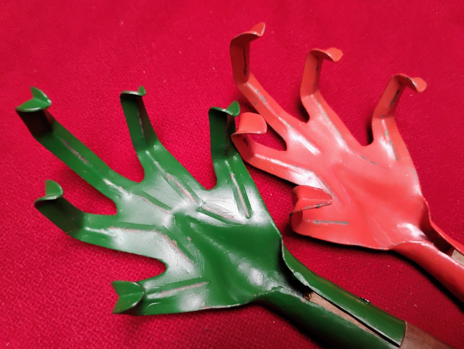 Garding 2 hand tools claw rakes 10″ orange green wood handles leather cords VG