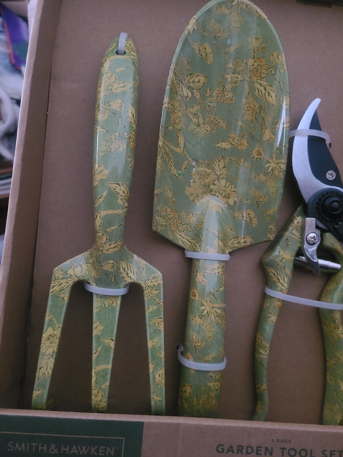 Smith & Hawken 3-Piece Garden Tool Set. Includes Fork, Trowel, and Snipper. NEW