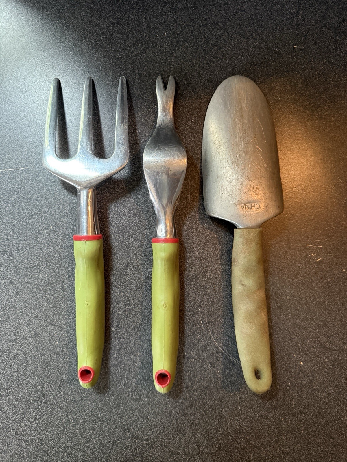 3 Piece Metal Garden Tool Set Trowel, 3-Tine Cultivator, 2-Tine Weeding Fork