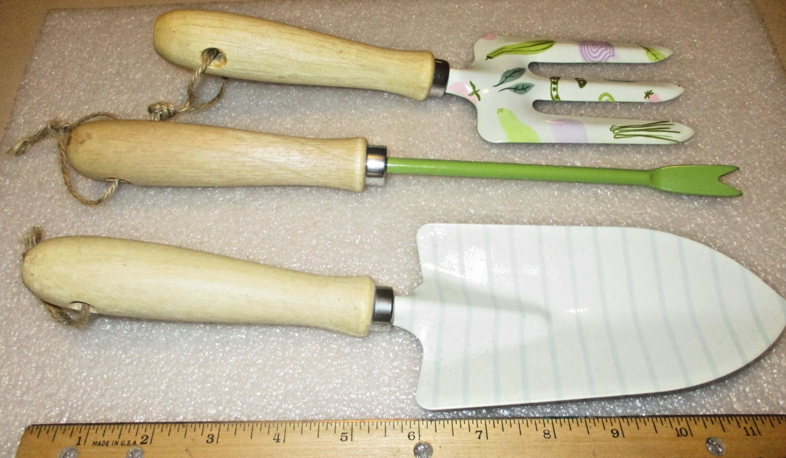 CUTE-3 PC. SET OF PRETTY, METAL + WOOD GARDEN HAND TOOLS, NEW-UNUSED