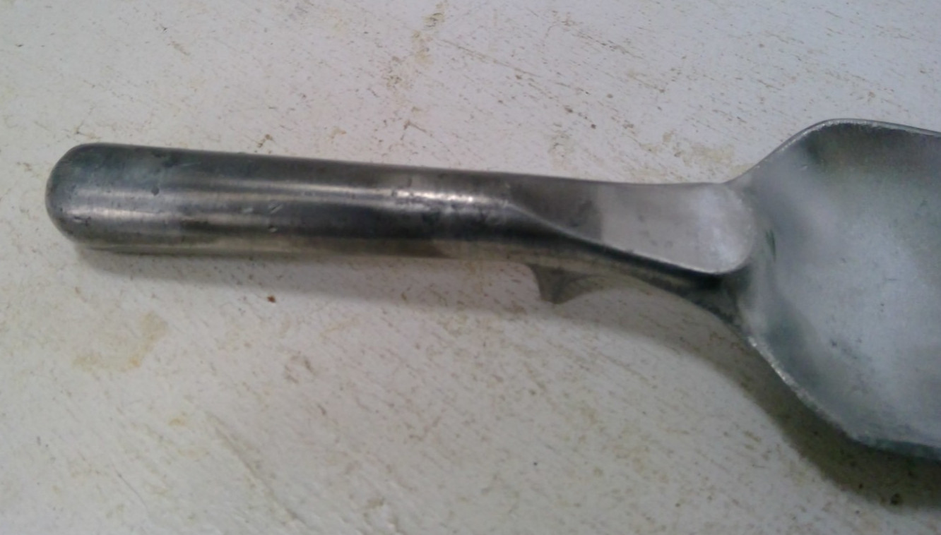 Vintage Aluminum Garden Trowel – Made In England. 10 1/2″ long.