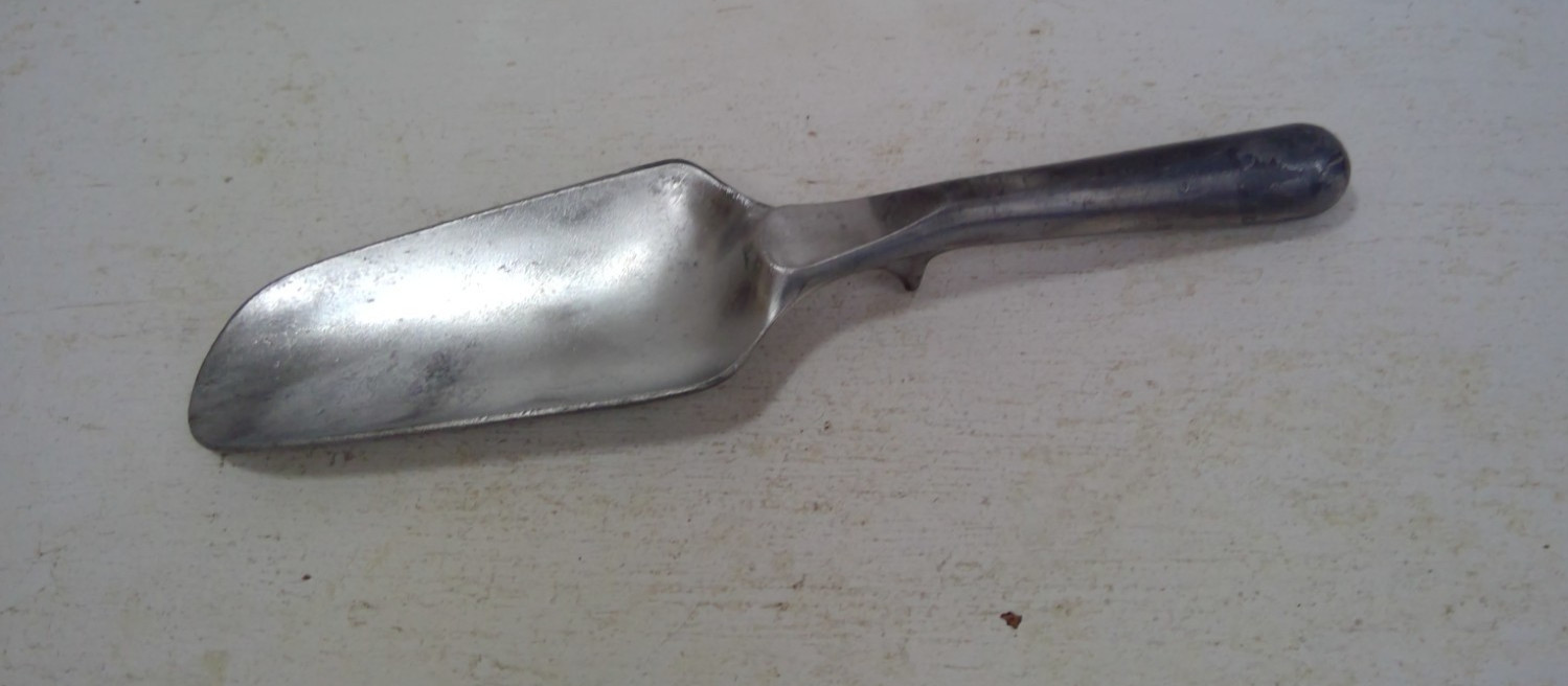 Vintage Aluminum Garden Trowel – Made In England. 10 1/2″ long.