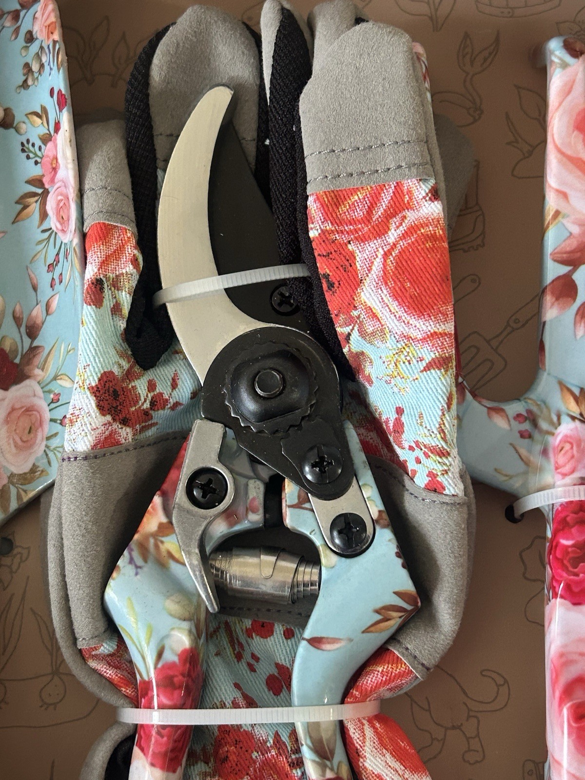 3 pc Garden Tool Set + Bonus Gloves, pink red floral, garden gift set new in box