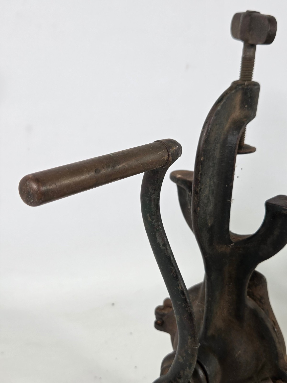 Vintage L. F. & C. New Britian USA Hand crank Universal cast iron grinder vise