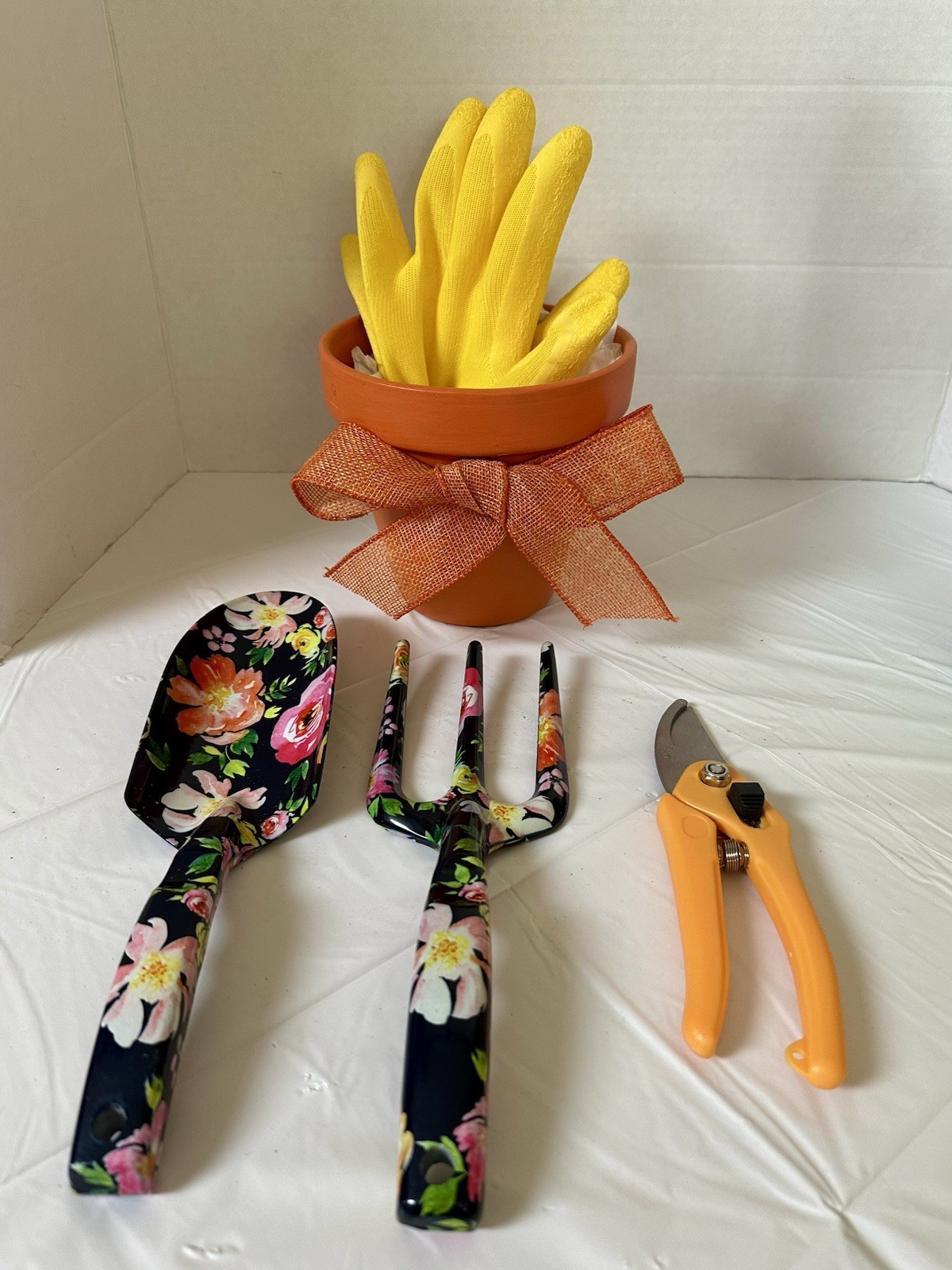 Hand Painted Clay Pot With Floral Potting Tools, Clippers And Gloves Set