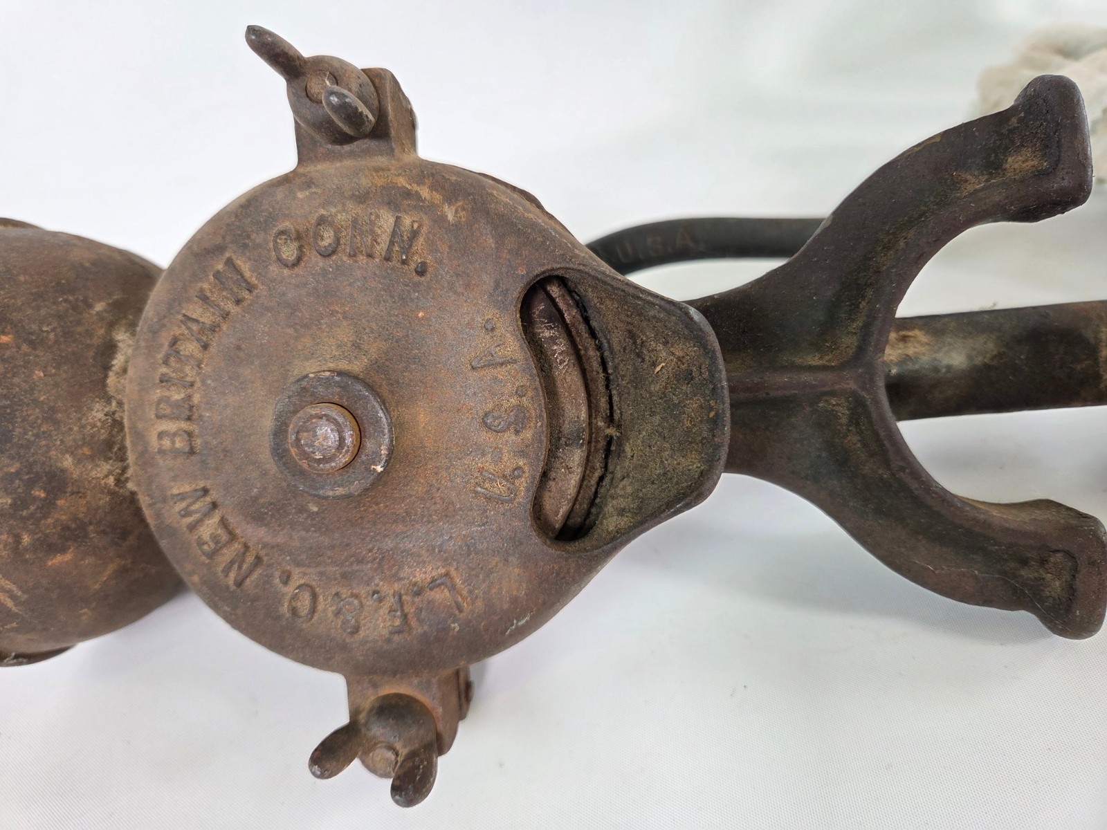 Vintage L. F. & C. New Britian USA Hand crank Universal cast iron grinder vise