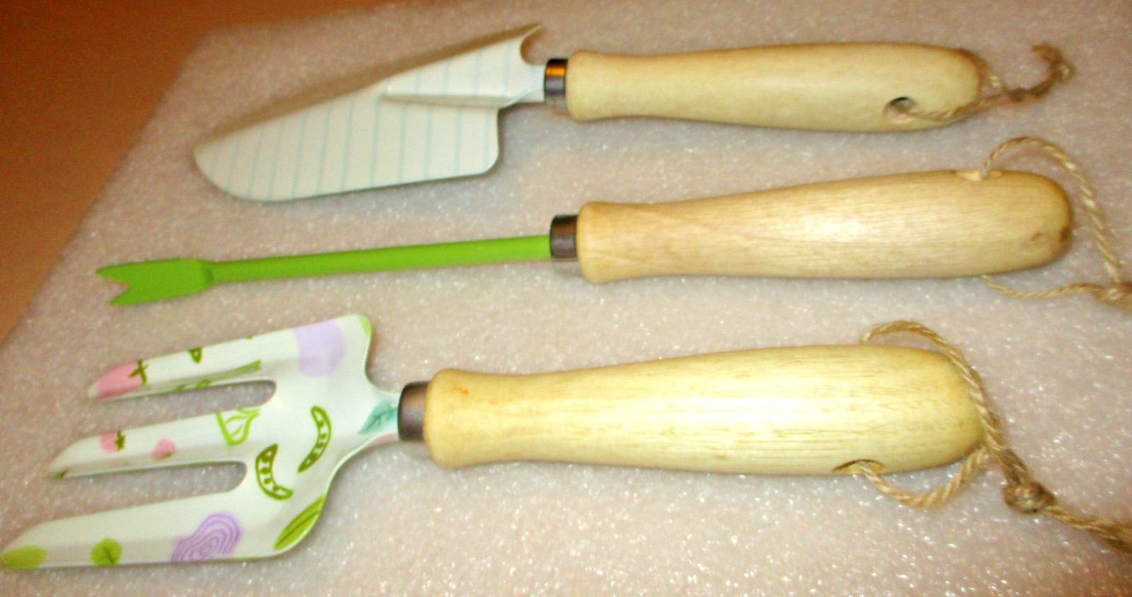 CUTE-3 PC. SET OF PRETTY, METAL + WOOD GARDEN HAND TOOLS, NEW-UNUSED