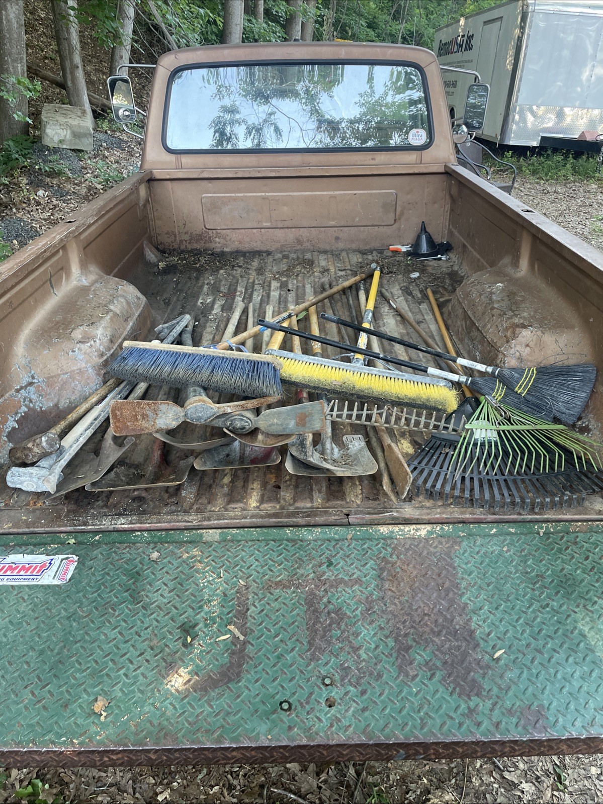 Yard Shovels, Rakes, Etc. ￼