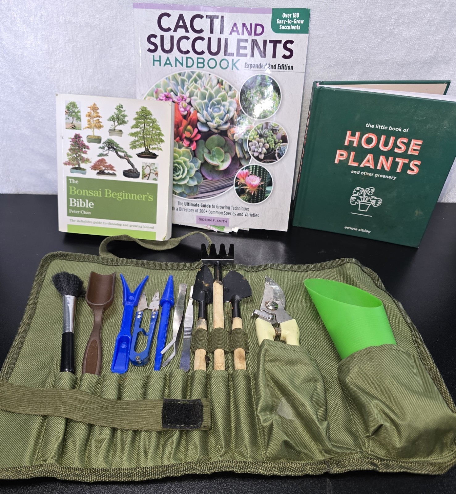 10-Piece Garden Hand Tool Set w Green bag, Brush, Shovel, Shear. 3 plant books