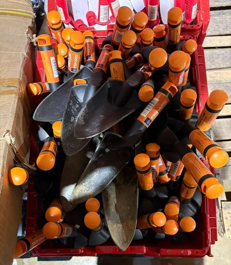 Lot 100 Fiskars Fibercomp Garden Trowel Black Composite Blade Orange Handle Used
