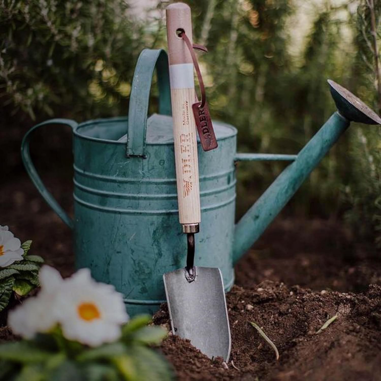 Holly Hand Shovel – Made in Germany – Forged Steel Garden Trowel with 18″ Ash