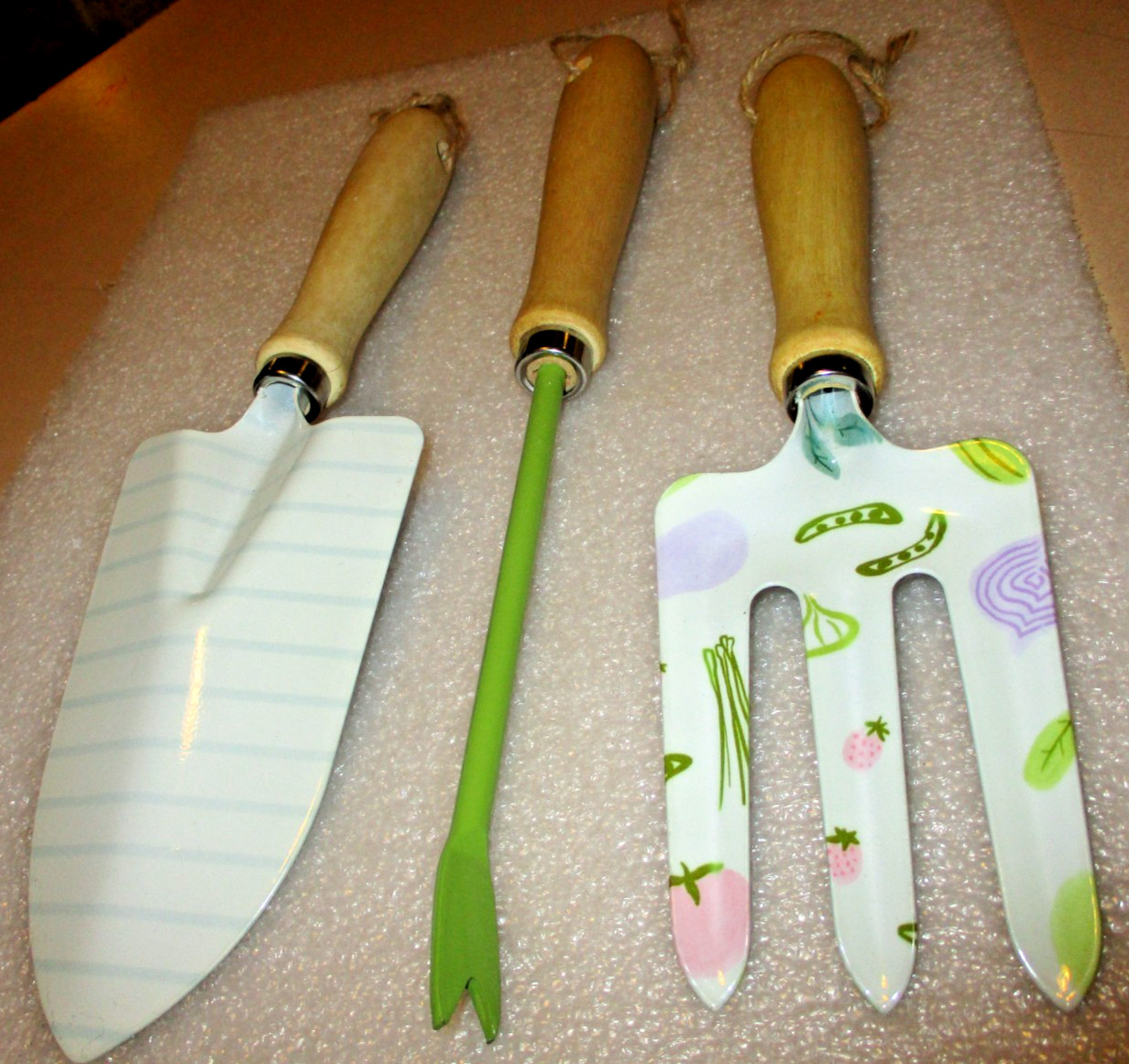 CUTE-3 PC. SET OF PRETTY, METAL + WOOD GARDEN HAND TOOLS, NEW-UNUSED