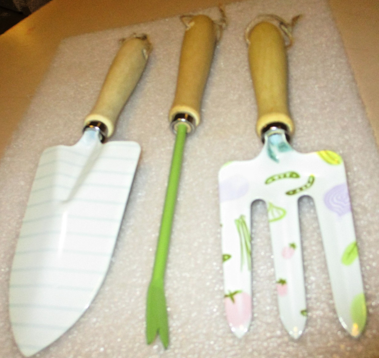 CUTE-3 PC. SET OF PRETTY, METAL + WOOD GARDEN HAND TOOLS, NEW-UNUSED